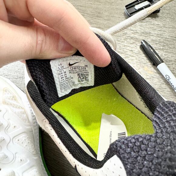 Nike Air Max Genome Boys White Green Teen Boys Slime Green Logo Pack Size 5.5Y - Picture 4 of 5